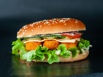 Burger cu sticks de pește